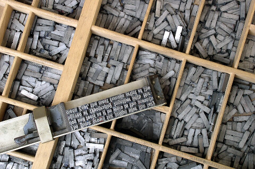 Caractères mobiles en plomb - Willi Heidelbach 2004 - CC BY-SA 3.0 - https://commons.wikimedia.org/wiki/File:Metal_movable_type.jpg